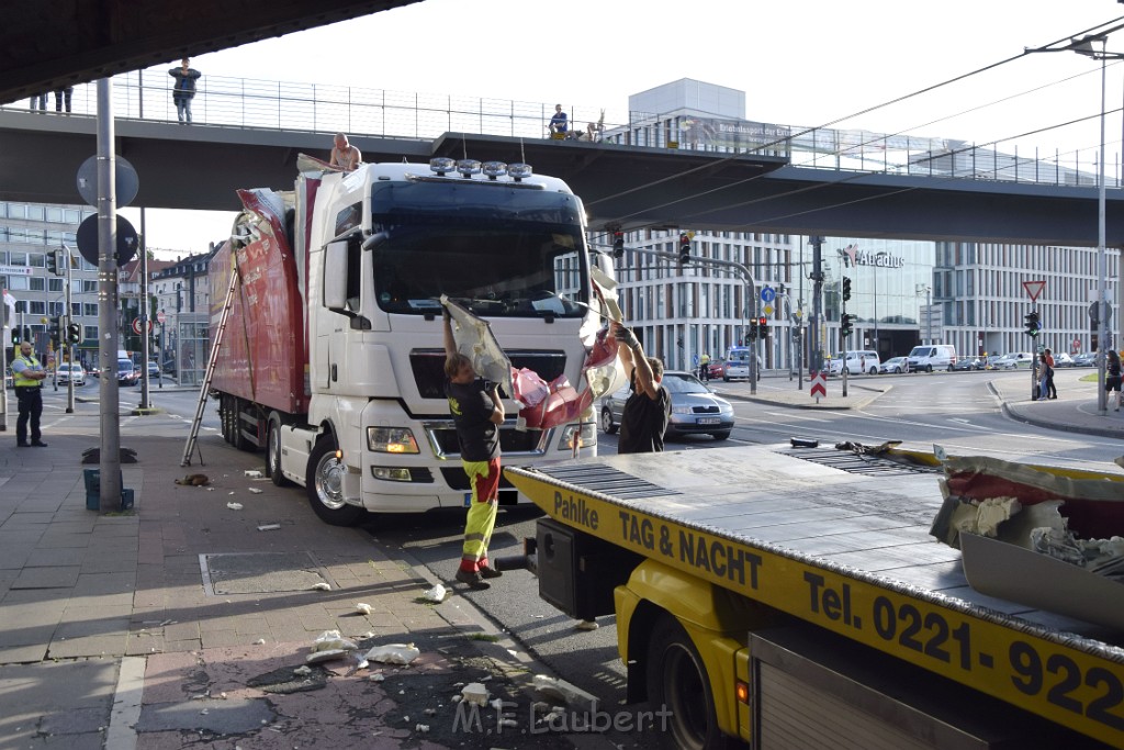 LKW blieb unter Bruecke haengen Koeln Deutz Opladenerstr Deutz Muelheimerstr P152.JPG - Miklos Laubert